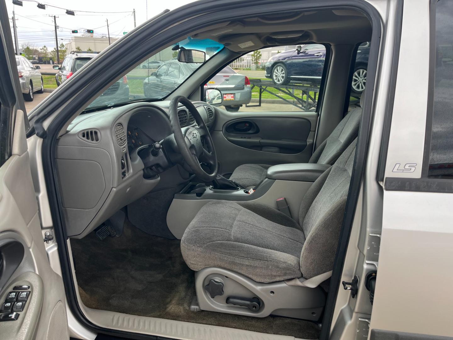 2004 SILVER /black Chevrolet TrailBlazer LS 2WD (1GNDS13S242) with an 4.2L L6 DOHC 24V engine, 4-Speed Automatic Overdrive transmission, located at 14700 Tomball Parkway 249, Houston, TX, 77086, (281) 444-2200, 29.928619, -95.504074 - Photo#8